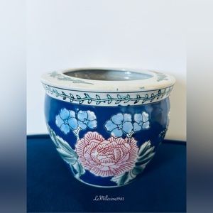 Vintage Chinoiserie Hand Painted Famille Rose Tobacco Leaf Vine Vase Planter
